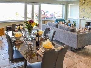 ein Wohnzimmer mit Tisch und Couch in der Unterkunft Sunrise Beach in Scratby