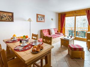 Χώρος καθιστικού στο Apartment Le Hameau du Rocher Blanc-3 by Interhome