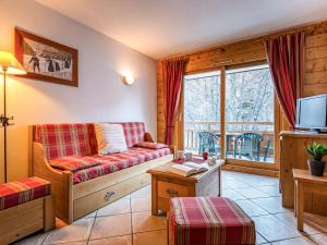 Μια τηλεόραση ή/και κέντρο ψυχαγωγίας στο Apartment Le Hameau du Rocher Blanc-3 by Interhome