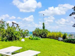 un parco con due tavoli da picnic sull'erba di Apartment Il Vino by Interhome a La Morra