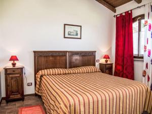 una camera da letto con un letto, due lampade e una finestra di Apartment Il Vino by Interhome a La Morra Altre 16 foto