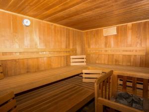 GroßhöchにあるHoliday Home Lehen by Interhomeの壁に時計が付いた木製のサウナ +64枚の写真