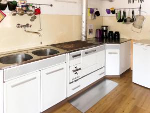Η κουζίνα ή μικρή κουζίνα στο Holiday Home Lehen by Interhome