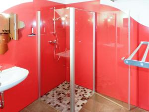 Ένα μπάνιο στο Holiday Home Lehen by Interhome