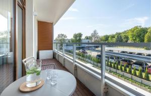 un vaso di vetro su un tavolo sul balcone di Gorgeous Apartment In Ustronie Morskie a Sianozety Altre 21 foto