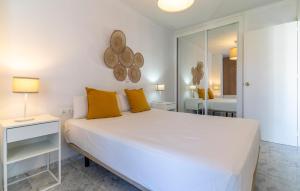 Ένα ή περισσότερα κρεβάτια σε δωμάτιο στο Amazing Apartment In Fuengirola With Wifi