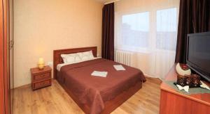 una camera d'albergo con un letto e una televisione di Musninkų apartment near Akropolis a Vilnius Altre 11 foto