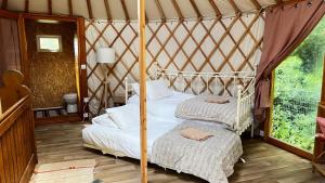 Postel nebo postele na pokoji v ubytování Rock Farm Slane - Glamping