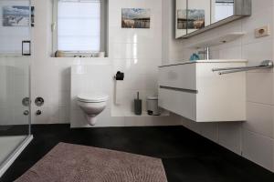 Phòng tắm tại App 7 Granitzblick, Seedorf +18 ảnh