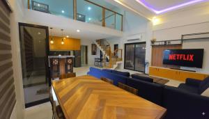 Μια τηλεόραση ή/και κέντρο ψυχαγωγίας στο Private Villa Stay - Near Tarlac City