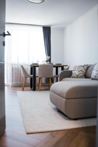 Ruang duduk di Sky9 Apartment