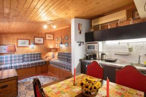 a kitchen and dining room with a table and chairs at Casa do Campo Dornes Dois in Paio Mendes
