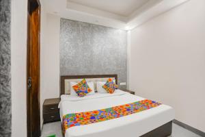 Ένα ή περισσότερα κρεβάτια σε δωμάτιο στο FabHotel Signature Inn I