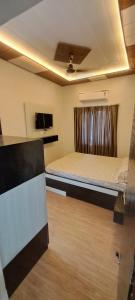 Zimmer mit 2 Betten und einem TV. in der Unterkunft Heritage Kashi in Varanasi