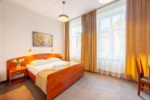 Una cama o camas en una habitación de Hotel Lothus 78 fotos más