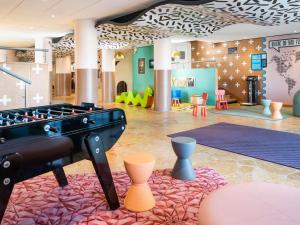 セリにあるAparthotel Adagio Val d'Europe près de Disneyland Parisのテーブルと椅子のあるプレイルーム