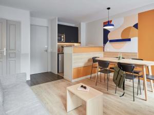 Kuchyň nebo kuchyňský kout v ubytování Aparthotel Adagio Val d'Europe près de Disneyland Paris + 55 fotografií