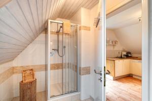 - Baño con ducha en el ático en Ferienwohnung Im Holzhau, en Bad Peterstal-Griesbach 22 fotos más