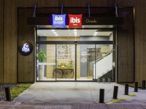 a front door of a ups store with a sign on it at Ibis Budget Oviedo in Oviedo