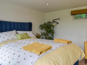 En eller flere senge i et værelse på Honeypot Lodge - Cottage