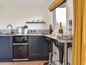 Køkken eller tekøkken på Honeypot Lodge - Cottage