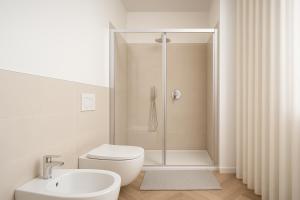 イゼーオにあるISEO LAKE - Free Wi-Fi and Private Parking Includedのシャワー、トイレ、洗面台を備えたバスルーム