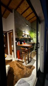 a kitchen with a table and a dining room at Villagio vilas boas Monte Verde in Camanducaia