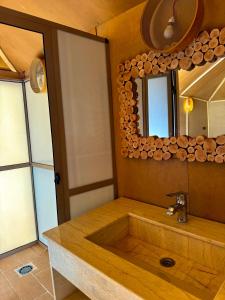 een badkamer met een wastafel en een spiegel bij Dream luxury camp in Merzouga