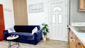 een woonkamer met een blauwe stoel in een keuken bij Apartmani Skoric Fanatic in Primošten +28 foto's