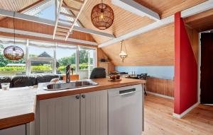 Η κουζίνα ή μικρή κουζίνα στο Lovely Home In Hemmet With Wifi