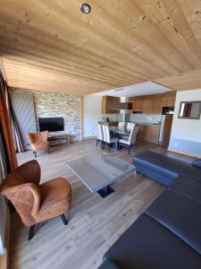 una sala de estar con un sofá y una mesa en Chalet des Neiges -La Source des Arcs, en Arc 2000