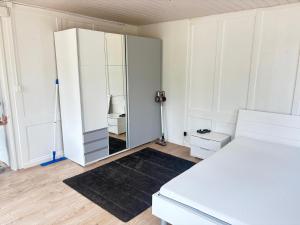 1 dormitorio con armario blanco y espejo en Charmante 2-Zimmer EG Wohnung in Heiden, en Heiden 1 foto más