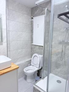 un baño con inodoro y ducha en Elegant and Comfortable Studio Jouvenet, en París