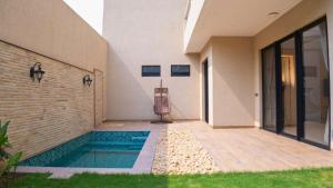 La alberca dentro o cerca de Kazan