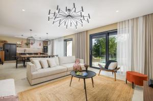 パジンにあるVilla Castanea by Villsyのソファとテーブルのあるリビングルーム