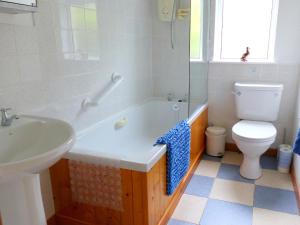 Et badeværelse på Bo Nan Taigh Cottage + 7 billeder