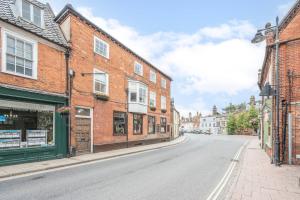 una calle vacía en una ciudad con edificios de ladrillo en The Loft, Bungay, en Bungay