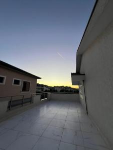 DomjeにあるMiri Houseの日没を背景にした建物のバルコニー +3枚の写真