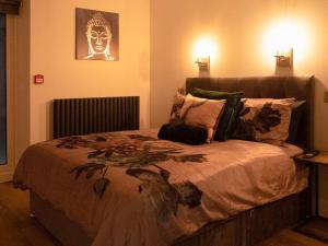 a bedroom with a bed with a headboard and pillows at The Linden Suite - Uk40475 in Willerby
