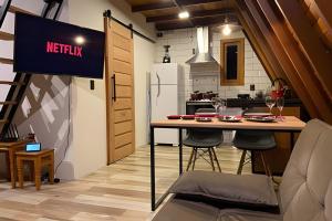 Una televisión o centro de entretenimiento en Cabana Sirius - Cabanas Lua Nova