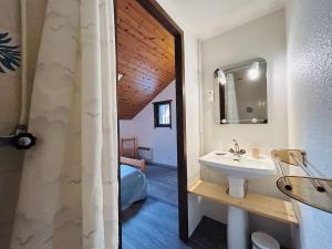 un baño con lavabo y espejo en Spacieux Triplex 4 pièces, 7 couchages, proche pistes, parking, calme - FR-1-330F-74, en Le Monêtier-les-Bains 14 fotos más