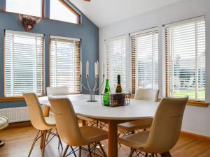 Un comedor con una mesa y sillas blancas. en Eleanor Cottage, en Ballater 35 fotos más