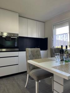 Kuchyň nebo kuchyňský kout v ubytování Neue stilvolle Wohnung in Tuttlingen