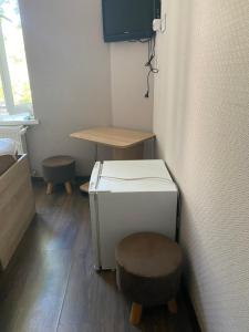 Habitación pequeña con taburete y mesa en #8 Apartments, en Odessa