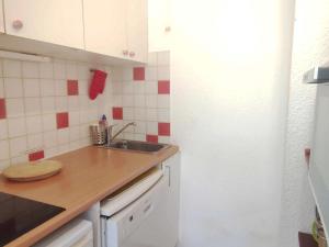 イゾラにあるStudio lumineux à Isola, balcon sud, près des pistes - FR-1-292-187のシンクとカウンターのある小さなキッチン +2枚の写真