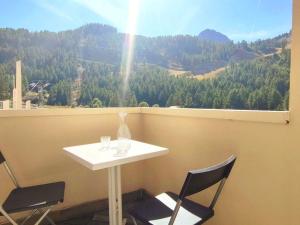 イゾラにあるStudio lumineux à Isola, balcon sud, près des pistes - FR-1-292-187の山の景色を望むテーブルと椅子