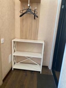 un estante blanco en la esquina de una habitación en #8 Apartments, en Odessa