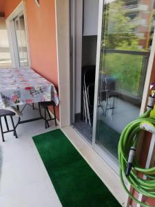 un piccolo balcone con un tappeto verde e un tavolo di Paraíso da Rocha a Praia da Rocha Altre 8 foto