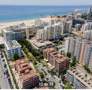 una vista aerea di una città con edifici e la spiaggia di Paraíso da Rocha a Praia da Rocha