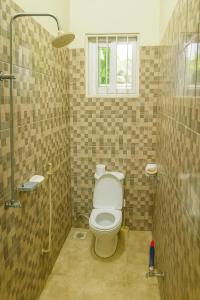 Bilik mandi di Charming modern house